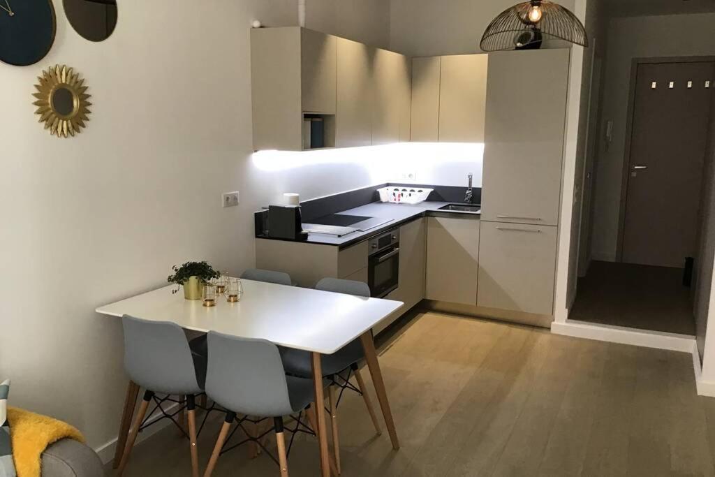Appartement 2 Chambres Refait A Neuf, Climatise, A 2 Min De La Mer นีซ ภายนอก รูปภาพ