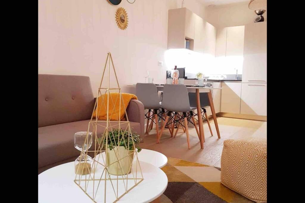 Appartement 2 Chambres Refait A Neuf, Climatise, A 2 Min De La Mer นีซ ภายนอก รูปภาพ